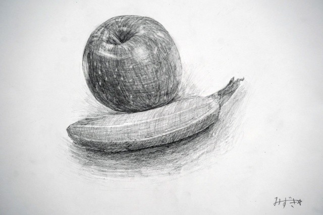 中学校二年生のりんごとバナナのデッサン
