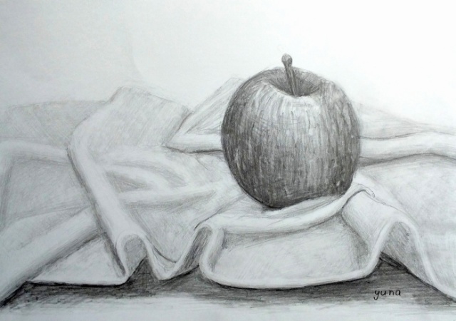 布とリンゴのデッサン